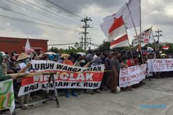 Ribuan Warga Berdatangan Untuk Aksi Demo di Depan PT RUM Sukoharjo