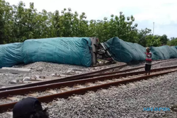 Video Kereta Api Barang Bermuatan Semen Anjlok di Blora