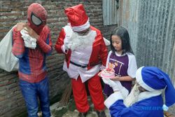 Berbaju Sinterklas, Pasutri Muslim Beri Kejutan Anak Yatim Gereja di Solo