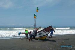 Perahu Terbalik Diterjang Ombak Ganas, Nelayan di Kulonprogo Terombang-Ambing di Laut