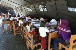 Sekolah Rusak Berat, Siswa SDN di Jember Belajar di Tenda Polisi