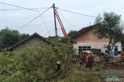30 Menit Angin Kencang Menerjang Banyuwangi, 4 Rumah Rusak, Satu warga Terluka