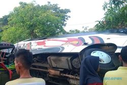 Truk Tabrak Bus Usai Disalip di Sukoharjo, 10 Orang Terluka