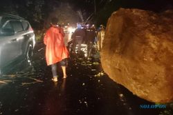 Pikap Tertimpa Batu Besar Akibat Longsor di Padang, 3 Orang Terluka