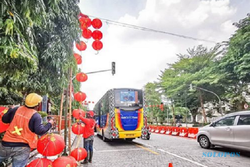 Lampion Imlek 2020 di Jalan Jenderal Sudirman Solo Mulai Dipasang