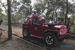Sensasi Menjelajah Medan Sulit di Kaki Gunung Lawu dengan Jip