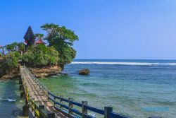 Indahnya Pantai Balekambang, Tanah Lot di Malang
