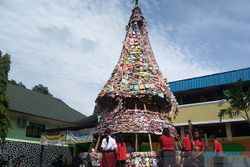 Limbah Plastik di Purwokerto Jadi Pohon Natal