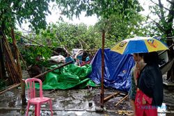 3 Mobil dan 3 Warung di Sekitar Polsek Pasar Kliwon Solo Tertimpa Pohon Tumbang