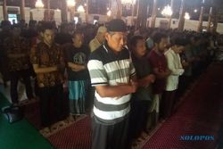 Ratusan Muslim Salat Gerhana di Masjid Agung Solo