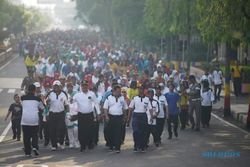 Ribuan Guru Madiun Peringati HUT PGRI dan Hari Guru dengan Jalan Santai