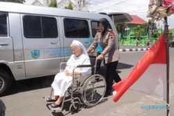 Indahnya Keberagaman, Polwan Berhijab Bantu Dorong Kursi Roda Suster ke Gereja