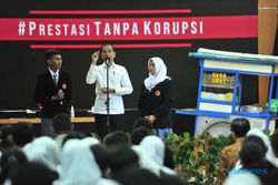 Tak Hadir di KPK, Jokowi Nonton Menterinya Main Opera di Sekolah