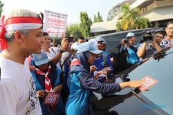 Peringati Hari Antikorupsi di Semarang, Gubernur Jateng Tempel Stiker di Mobil Dinas