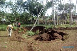 Tanah Ambles Picu Retakan di 11 Rumah Warga Manyaran Wonogiri