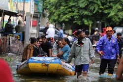 Banjir Surut, Warga Cibodas Bersihkan Rumah