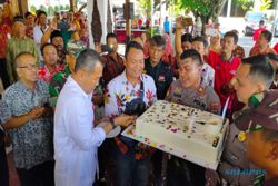 Ultah, Jekek Dapat Kejutan Kue Berbentuk Pakaian Dinas Upacara dari Polres-Kodim Wonogiri