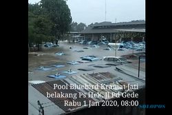 Banjir Jakarta Genangi Pool Blue Bird, Taksi-Taksi Terendam