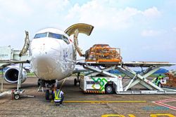 Ekspedisi via Udara di Bandara Semarang Turun 50%