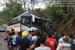Habis Kecelakaan di Batang, Bus Harapan Jaya Masuk Parit di Purwantoro Wonogiri