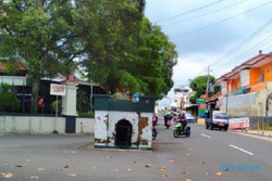 Misteri Makam Tua di Tengah Jalan Purwokerto