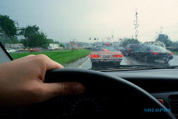 Jarak Pandang Minim, Ini 6 Tips Aman Berkendara Saat Hujan Deras