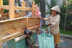 Viral Nenek Jajakan Meja-Kursi Kayu Keliling Solo Naik Sepeda Onthel