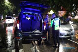 Mobil KGPH Dipokusumo Menabrak Lalu Nangkring di Median Jalan Depan KFC Manahan Solo