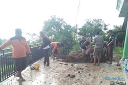 Hujan Deras, Tebing 3 Meter di Kediri Longsor Rusak Dua Rumah