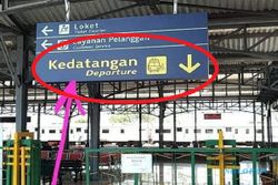 Papan Petunjuk Stasiun Purwosari Solo Bikin Bingung, Departure Kok Kedatangan?