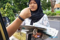 Kisah Anisa, Sejak SD hingga Remaja Jualan Koran di Perempatan Panggung Solo