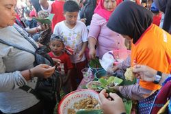 Ganjar Pranowo Bersepeda dari Semarang ke Grobogan demi Nasi Pagar