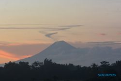 Gunung Semeru Keluarkan Lava Pijar hingga 1 Km