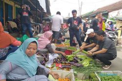 Pilkada Klaten: Ida Hartono Blusukan ke Pasar, Minta Doa Restu dan Borong Jualan Pedagang