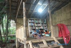 Keren! Pemuda Desa Sumber Boyolali Manfaatkan Gubuk Jadi Perpustakaan