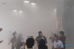 Asap Pekat Selimuti Gedung DPR di Senayan, Kebakaran?