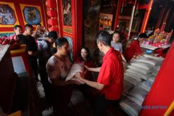 Kelenteng Tien Kok Sie Solo Tutup Perayaan Tahun Baru Imlek Dengan Bagi-Bagi Beras