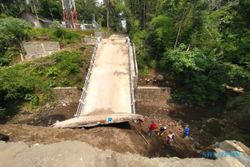Jembatan Pusung Boyolali Mulai Diperbaiki, 2 Crane Disiapkan Untuk Angkat Pelat
