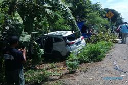Kecelakaan Karambol di Madiun, 2 Mobil Ringsek Sosor Pohon Pisang