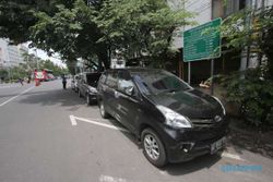 Parkir Paralel di Jl. Honggowongso Solo Rugikan Jukir