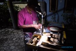 Kisah Widodo, 40 Tahun Jualan Putu Bambu Keliling di Karanganyar