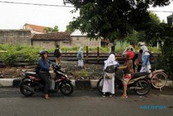 Pejalan Kaki di Rel Ganda Jl. Transito Meningkat Akibat Proyek Flyover Purwosari Solo