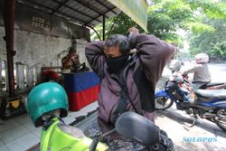 Hujan Abu Merapi Guyur Soloraya, Begini Cara Warga Solo Akali Kelangkaan Masker