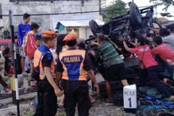 Motor Roda Tiga Tertabrak Kereta Api di Semarang