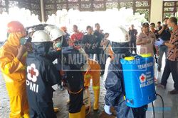 Tangkal Virus Corona, PMI & Polisi Semprot Fasum Jepara Pakai Disinfektan