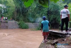 Jembatan Penghubung Antardesa di Ponorogo Ambrol