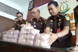 Kejari Sragen Tunjukkan Uang Rp2,016 Miliar yang Dikembalikan Tersangka Korupsi RSUD