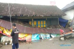 Bencana Angin Kencang Karanganyar Rusak Atap Rumah dan Kanopi Pasar Jatipuro