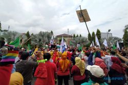 Ratusan Buruh Karanganyar Demo Tuntut Tolak RUU Omnibus Law
