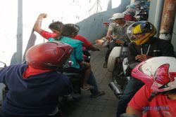 Dampak Tegal Lockdown Lokal: Pemotor Berjubel di Gang Sempit